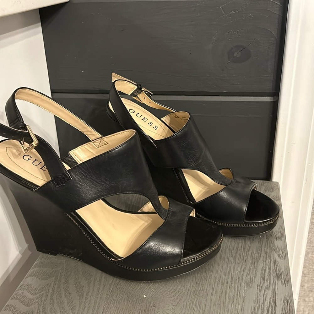 Size 8 Guess wedges